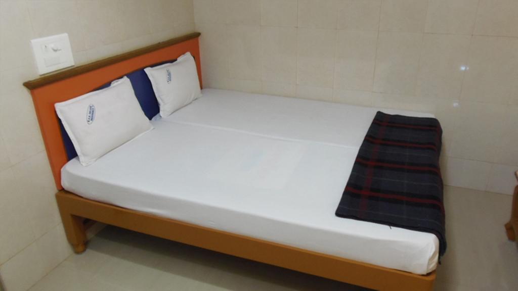 Kvr Deluxe Residency Villa Tirupati Room photo